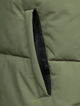 Halti Penger Mens Puffer Vest - Four Leaf Clover Green zip pockets